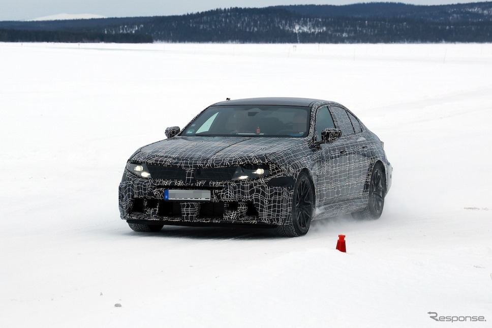 BMW M5セダン 改良新型のプロトタイプ《APOLLO NEWS SERVICE》