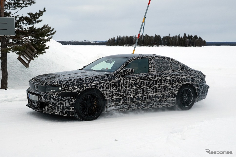 BMW M5セダン 改良新型のプロトタイプ《APOLLO NEWS SERVICE》