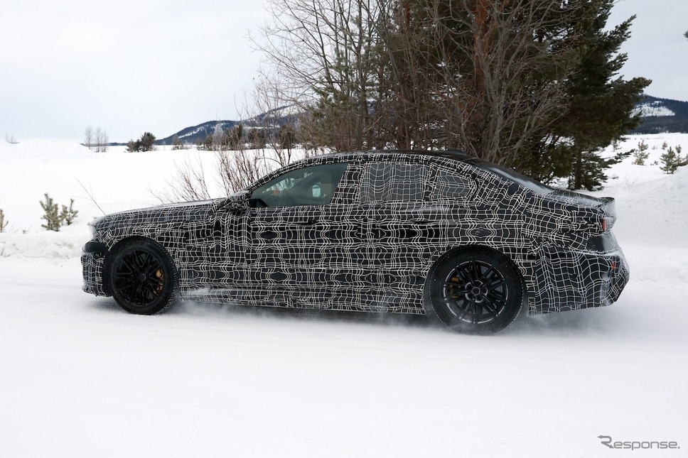 BMW M5セダン 改良新型のプロトタイプ《APOLLO NEWS SERVICE》