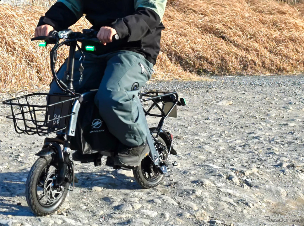 SWALLOWの新型電動モペッド「MOPERO mini cargo(モペロミニカーゴ)」《写真提供 SWALLOW》