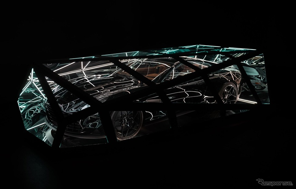 アストンマーティン『ヴァンキッシュ』新型の巨大な光彫刻のアート作品《photo by Aston Martin》