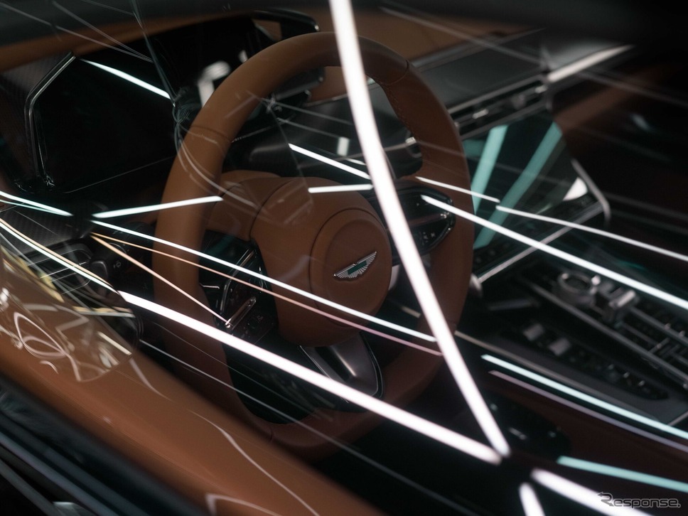 アストンマーティン『ヴァンキッシュ』新型の巨大な光彫刻のアート作品《photo by Aston Martin》