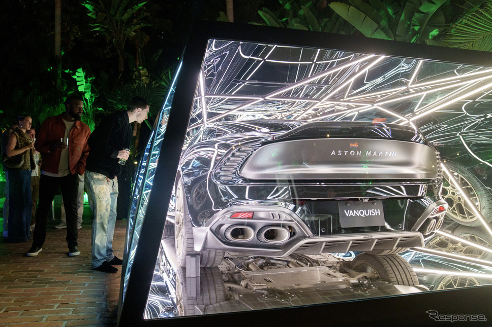 アストンマーティン『ヴァンキッシュ』新型の巨大な光彫刻のアート作品《photo by Aston Martin》