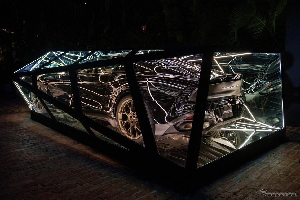アストンマーティン『ヴァンキッシュ』新型の巨大な光彫刻のアート作品《photo by Aston Martin》