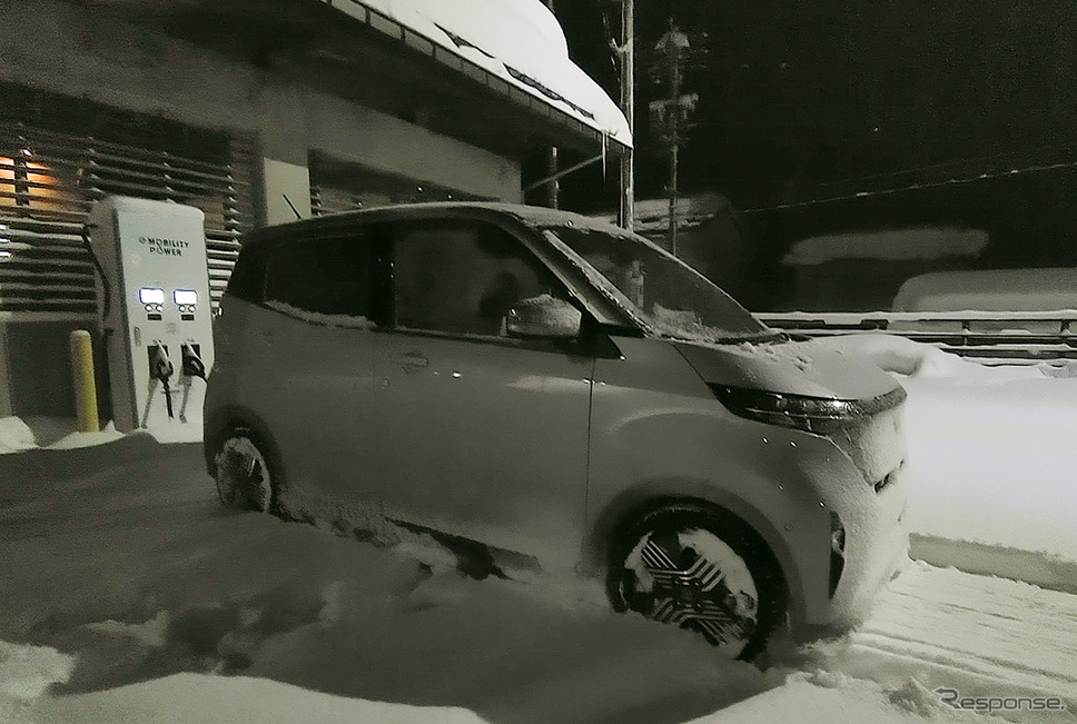 雪をバンパーで押しながら充電器に接近。雪がフロアと接触してもトラクションが失われないのは驚きだった。《写真撮影 井元康一郎》