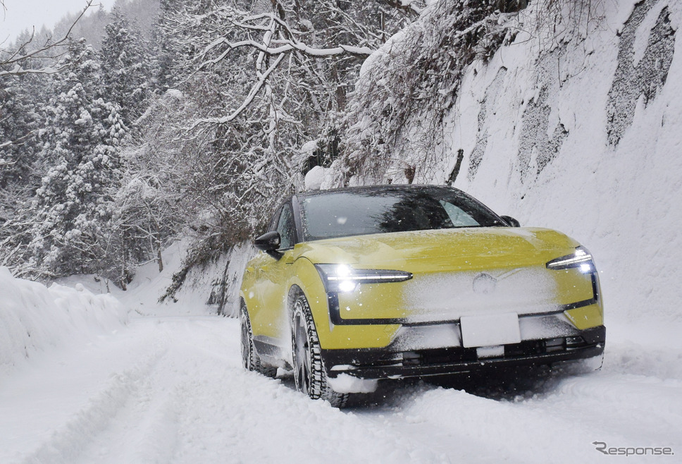 ボルボ EX30で雪が降り積もった国道406号を走行する。走行安定性、トラクション性能とも非常に高かった。《写真撮影 井元康一郎》