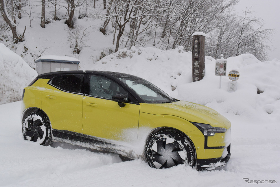 鬼無里の入り口にて記念撮影。ボルボ EX30は深雪に乗り上げるのも朝飯前であった。《写真撮影 井元康一郎》