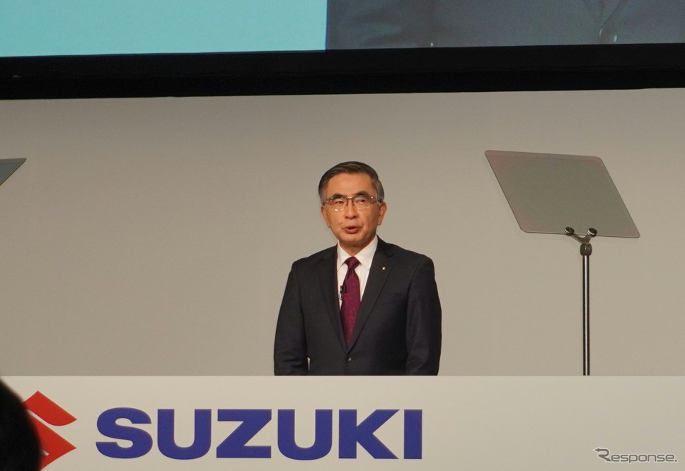 新中期経営計画を説明するスズキの鈴木俊宏社長《写真撮影 山田清志》