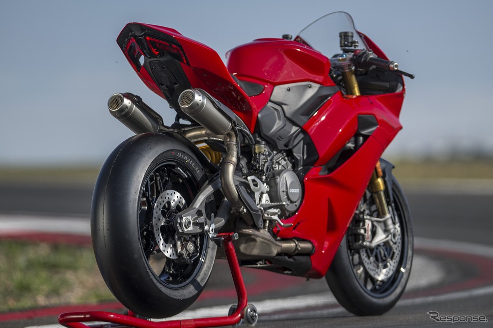 シート下に2本装備するサイレンサー。ライダーに近いところにサイレンサーがあり、ドゥカティサウンドを楽しみやすい。《写真提供 ドゥカティ》