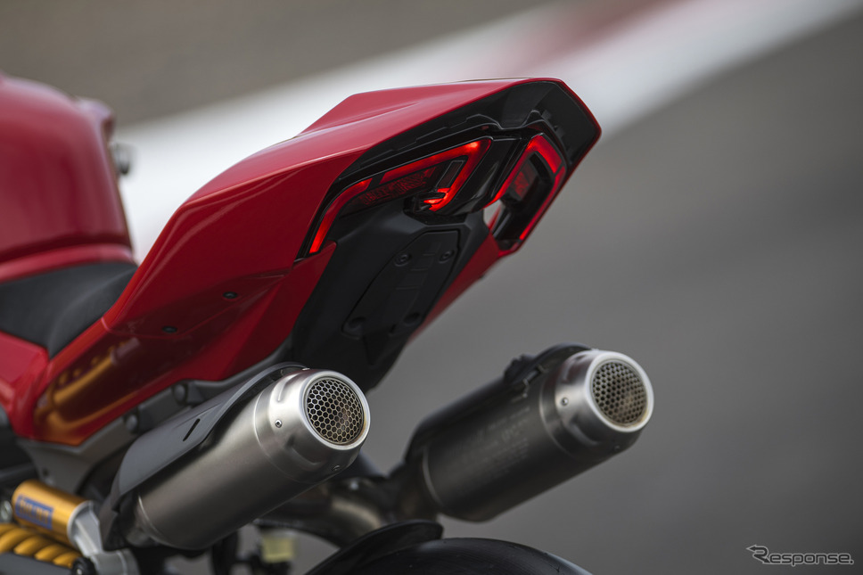 シート下に2本装備するサイレンサー。ライダーに近いところにサイレンサーがあり、ドゥカティサウンドを楽しみやすい。《写真提供 ドゥカティ》