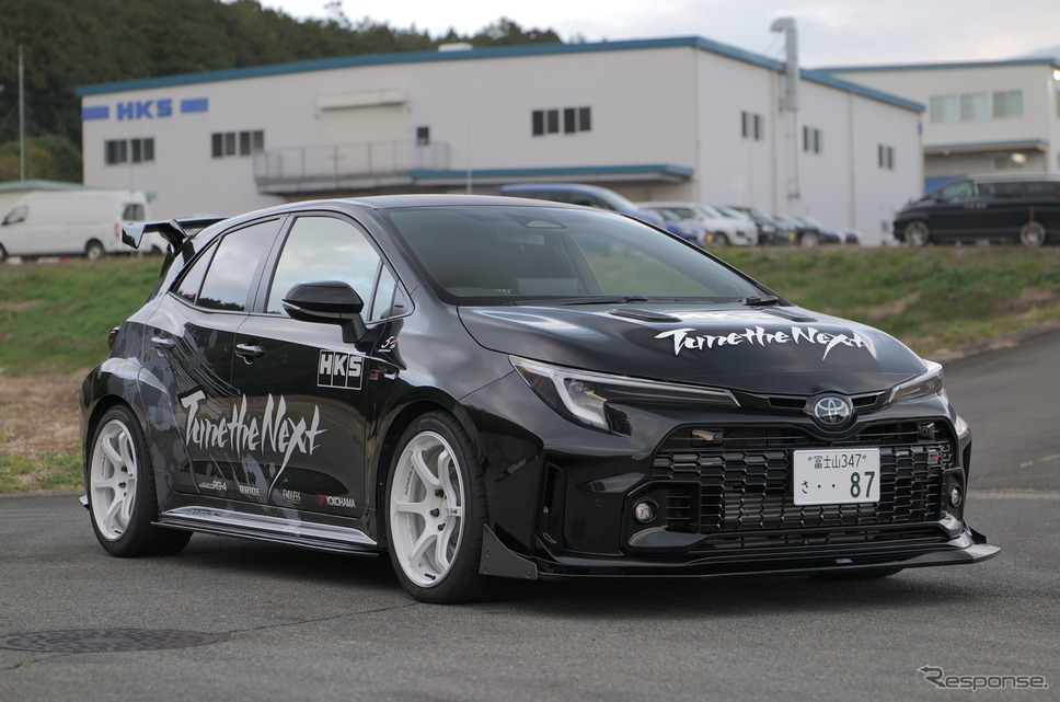 「HKSボディキット・タイプS」には「フロントバンパースポイラー」「サイドスカート」「リアスポイラー」「リアウィング」の4アイテム《写真提供 HKS》