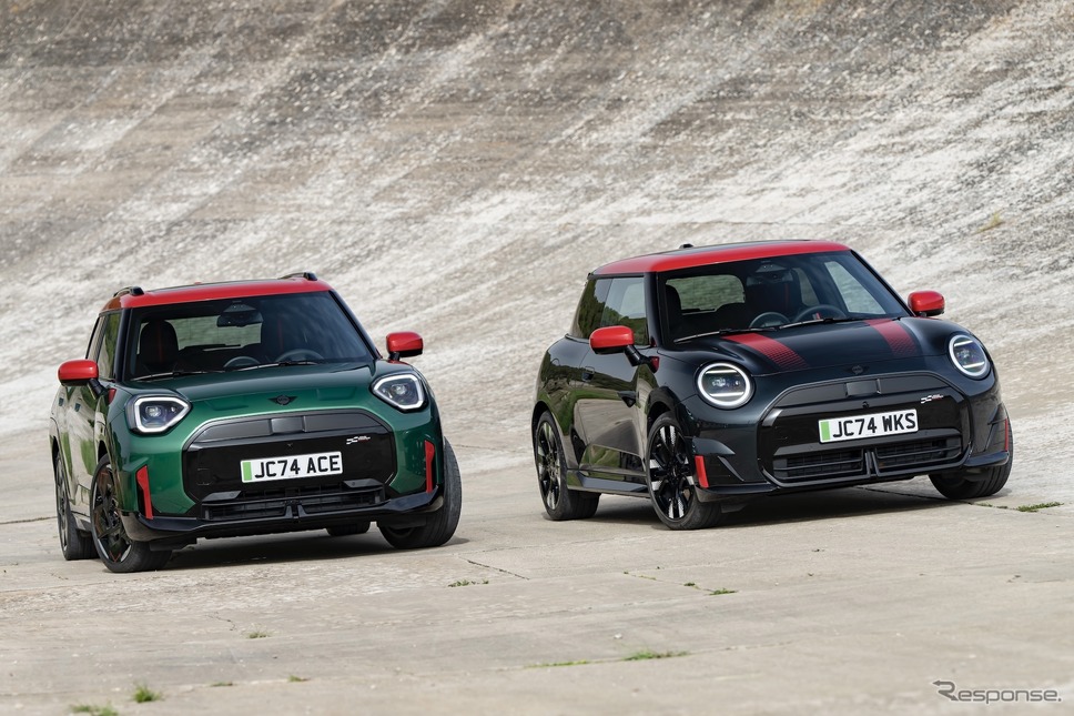 MINI ジョン・クーパー・ワークス・エースマンE(向かって左)とMINI ジョン・クーパー・ワークスE《photo by BMW》