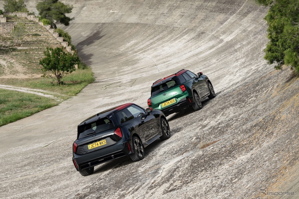 MINI ジョン・クーパー・ワークスE(向かって左)とMINI ジョン・クーパー・ワークス・エースマンE《photo by BMW》