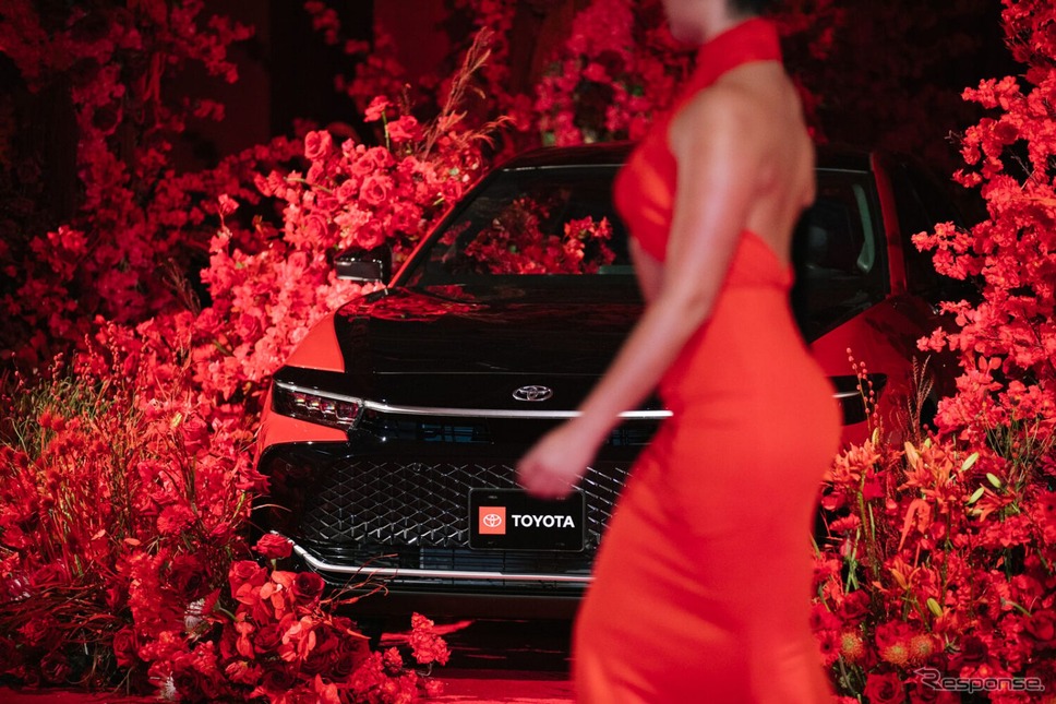トヨタ『クラウン』がNYファッションウィークでクリスチャン・シリアーノ氏とコラボしセンターステージ飾る《photo by Toyota》