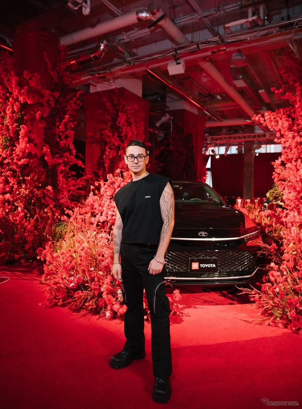 トヨタ『クラウン』がNYファッションウィークでクリスチャン・シリアーノ氏とコラボしセンターステージ飾る《photo by Toyota》