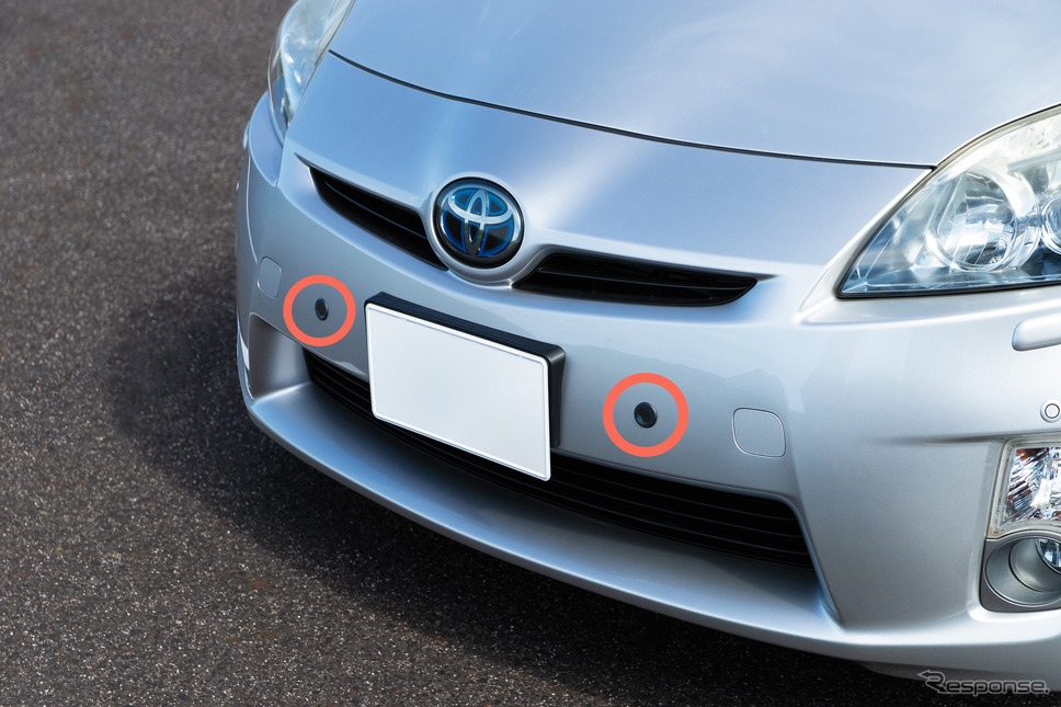 後付け踏み間違い防止装置のフロントセンサー取り付け部《写真提供 トヨタ自動車》