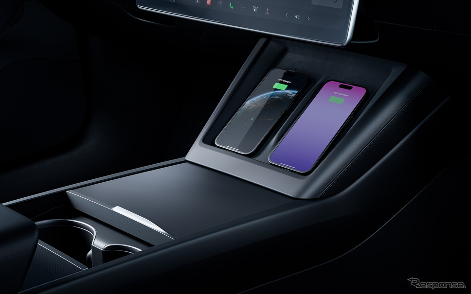 無接触でスマホ充電が2台可能なモデル3《写真提供 テスラジャパン》