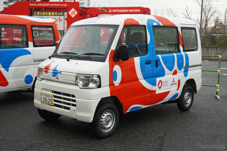 大阪・関西万博公式ラッピングを施した三菱『ミニキャブ』のEV(写真は2023年)《写真撮影 宮崎壮人》
