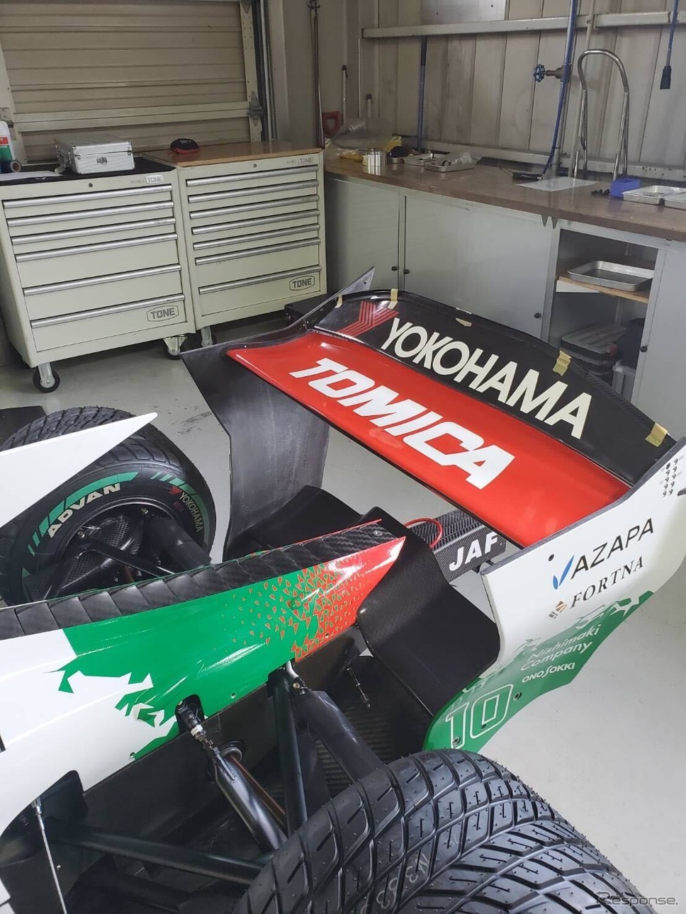 レーシングマシン(車両)リアウィングの TOMICA ロゴ《写真提供 タカラトミー》