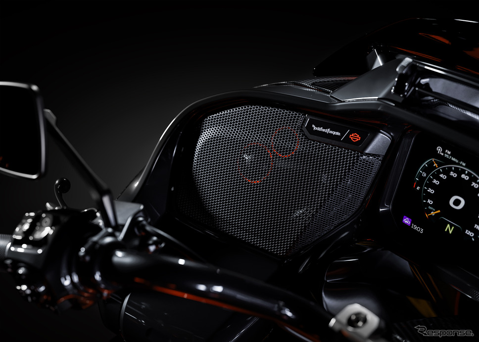 ハーレーダビッドソン『CVO Road Glide RR』《photo by harley-davidson》