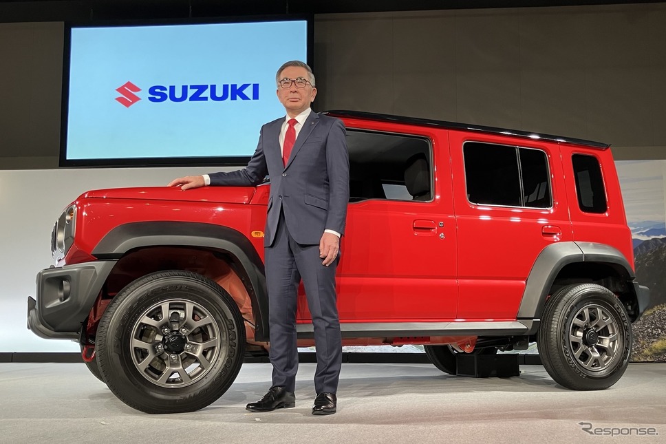 スズキ・ジムニーノマドと鈴木社長《写真撮影 高木啓》