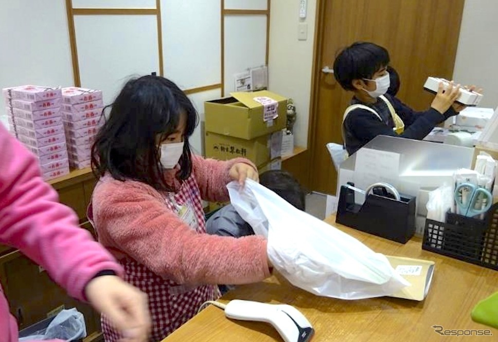 お土産売店での「レジ打ち体験」の様子《写真提供 近江鉄道》