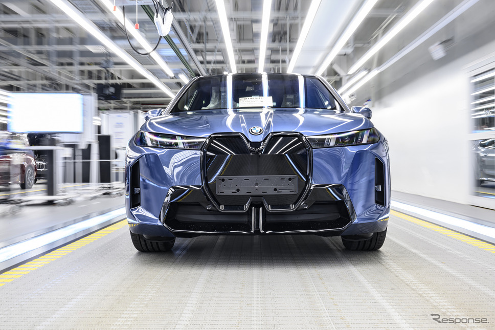 BMW『iX』改良新型の生産をドイツ・ディンゴルフィング工場で開始《photo by BMW》