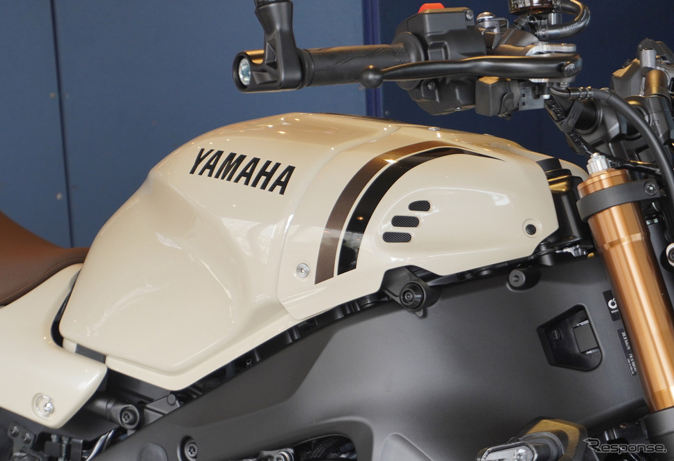 ヤマハ XSR900 2025年モデル(セラミックアイボリー)《写真撮影 宮崎壮人》