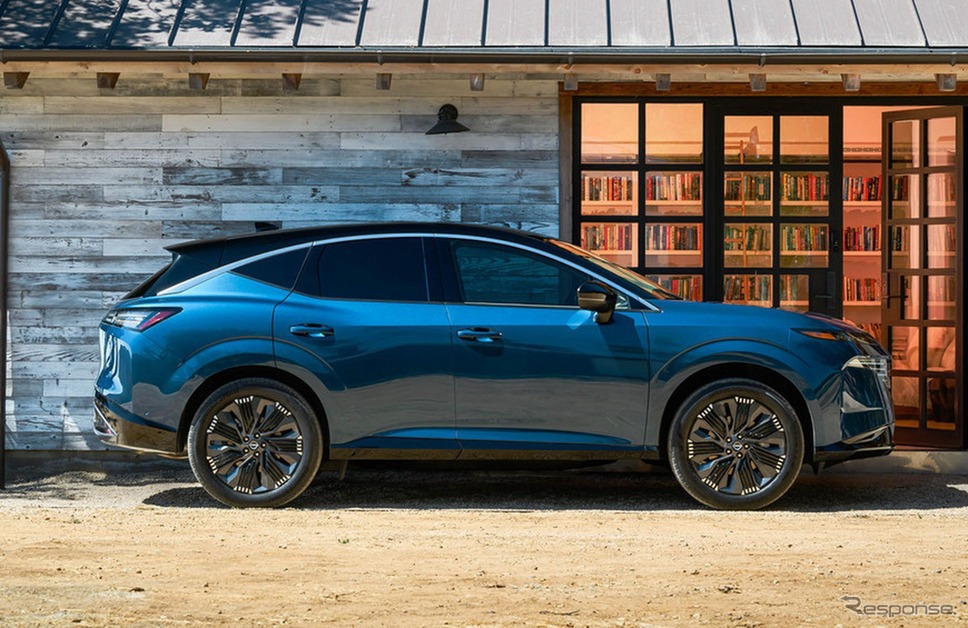 日産『ムラーノ』の2025年型に設定の新色「オーロラブルーメタリック」《photo by Nissan》