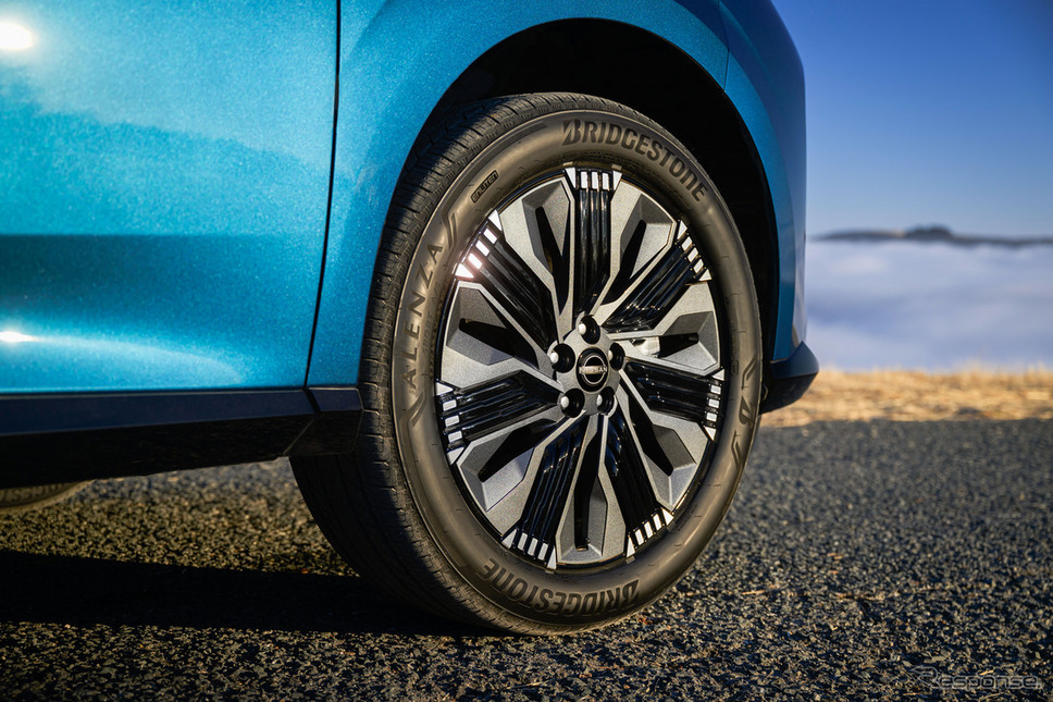 日産『ムラーノ』の2025年型に設定の新色「オーロラブルーメタリック」《photo by Nissan》