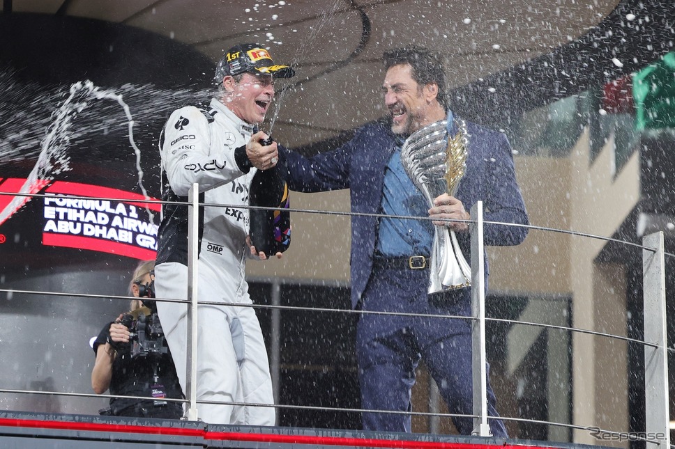 ブラッド・ピット(向かって左)とハビエル・バルデム(2024年12月、F1アブダビGP)《Photo by Dave Benett/Getty Images for Experience Abu Dhabi/ゲッティイメージズ》