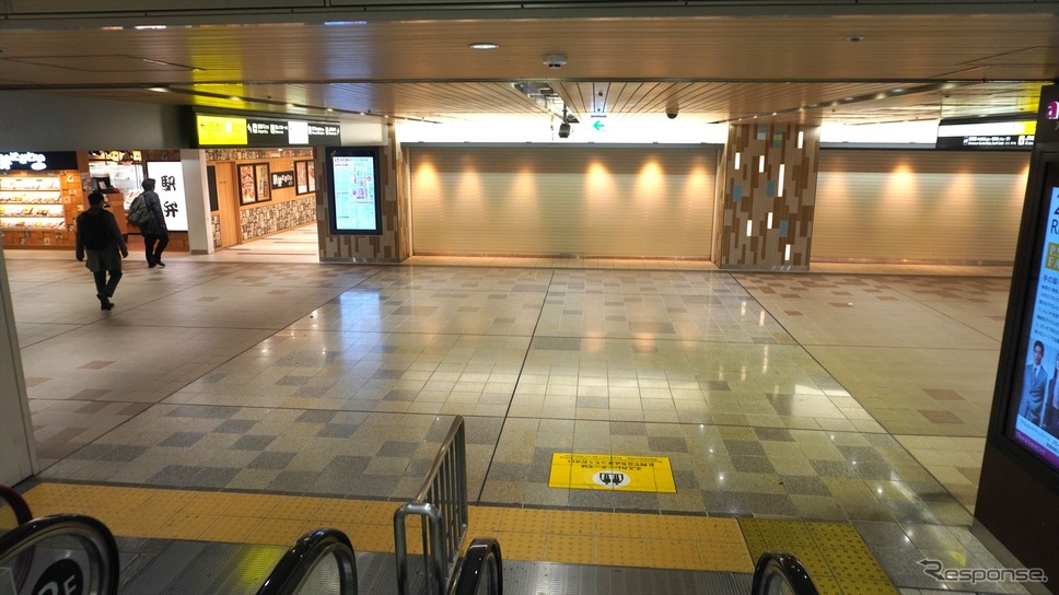 ［新大阪駅設置個所、経路案内］エスカレーターで降りると目の前に店舗（現在改装工事中）《写真提供 エムケイホールディングス》