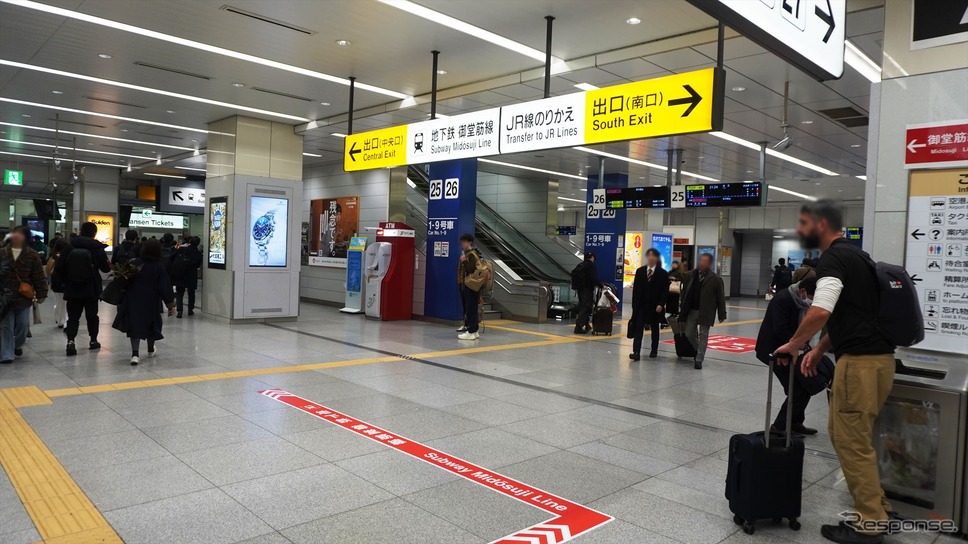 ［新大阪駅設置個所、経路案内］案内板の地下鉄御堂筋線への誘導にしたがう《写真提供 エムケイホールディングス》