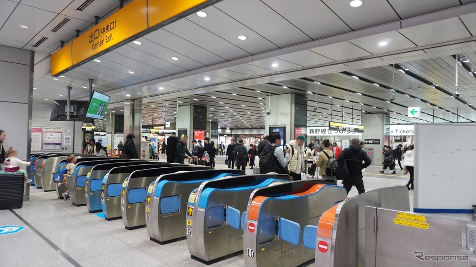 ［新大阪駅設置個所、経路案内］中央口の改札を出て左手へ《写真提供 エムケイホールディングス》