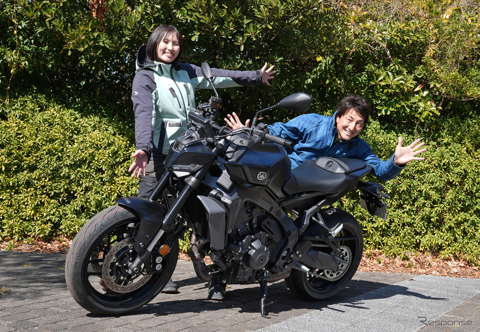 丸山浩(左)とまあさ(右)がホンダ Eクラッチとヤマハ Y-AMTの魅力を試乗&解説《写真撮影 柳田由人》