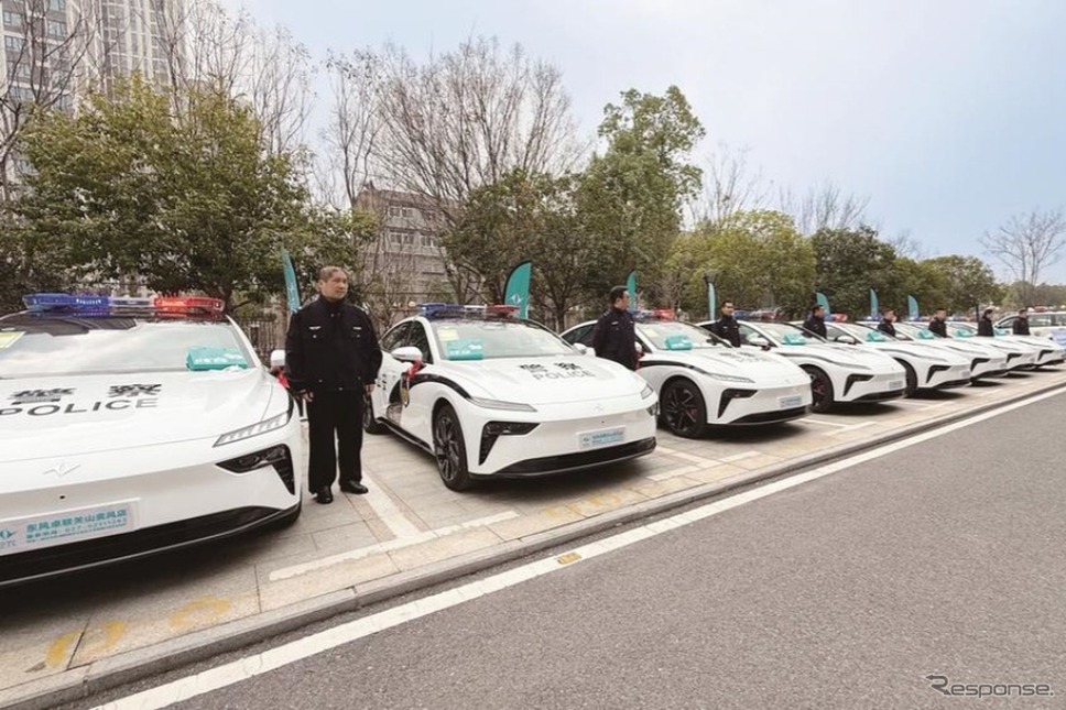 東風汽車のEVブランド「eπ(イーパイ)」『007』をパトカーとして武漢市公安局に配備《photo by Dongfeng Motor》