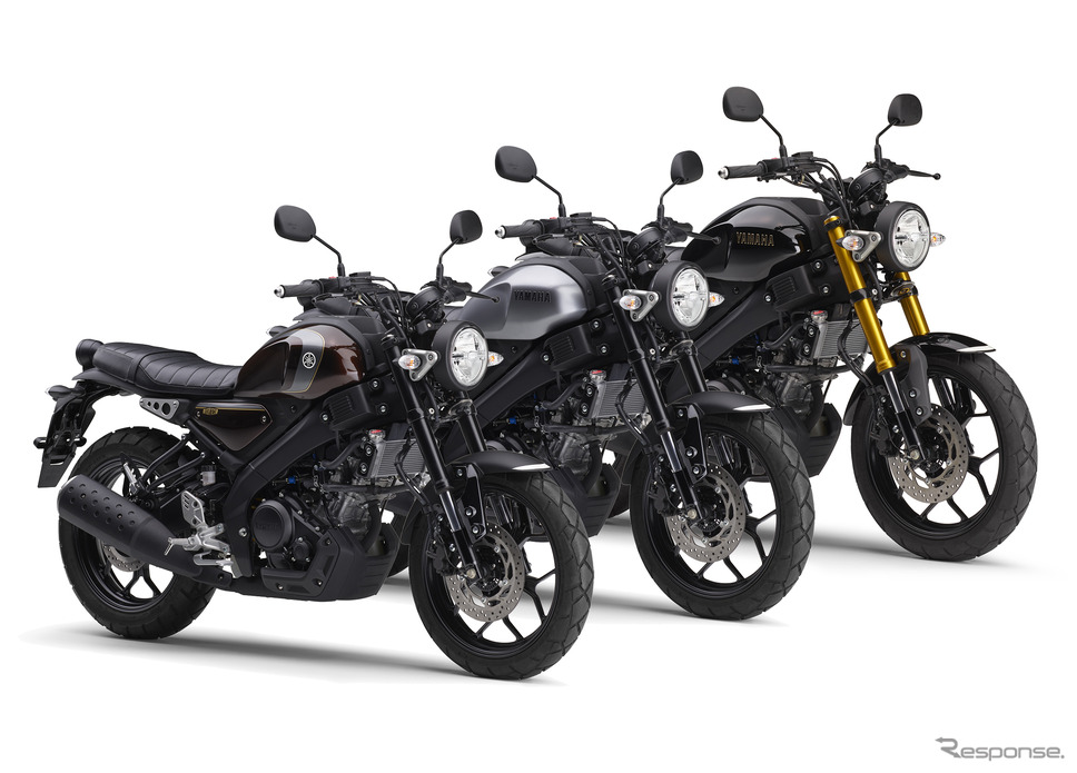 ヤマハ XSR125 ABS、2025年モデルの3色。手前2台が新色のブラウンとシルバー《写真提供 ヤマハ発動機》