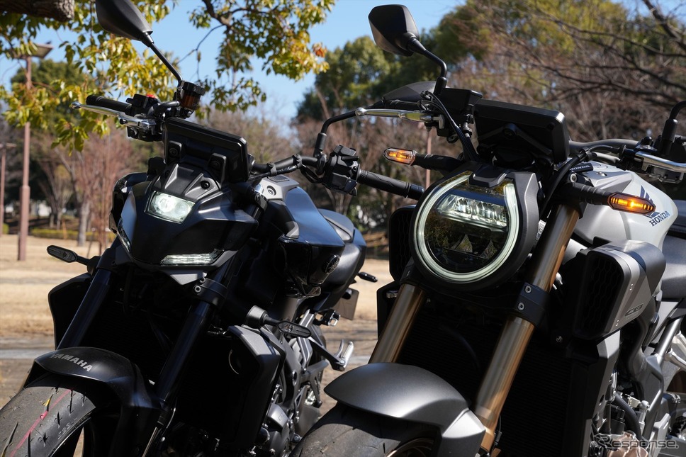 ヤマハ MT-09 Y-AMT(左)とホンダ CB650R E-Clutch(右)《写真撮影 柳田由人》