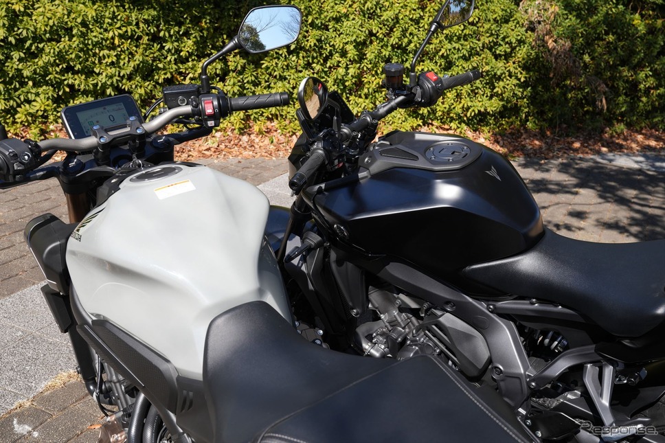 ホンダ CB650R E-Clutch(左)とヤマハ MT-09 Y-AMT(右)《写真撮影 柳田由人》