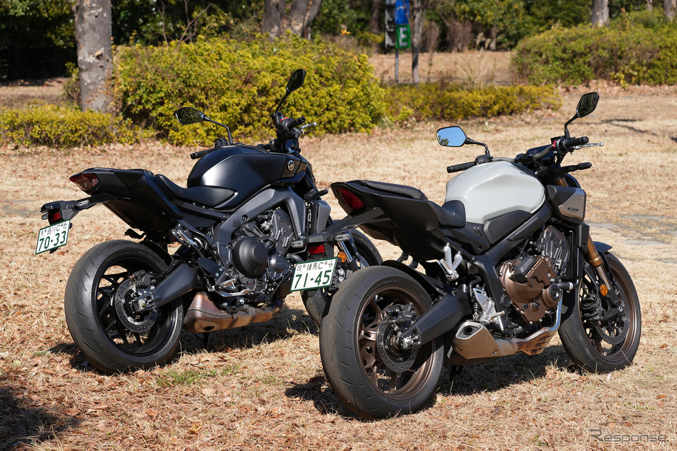 ヤマハ MT-09 Y-AMT(左)とホンダ CB650R E-Clutch(右)《写真撮影 柳田由人》