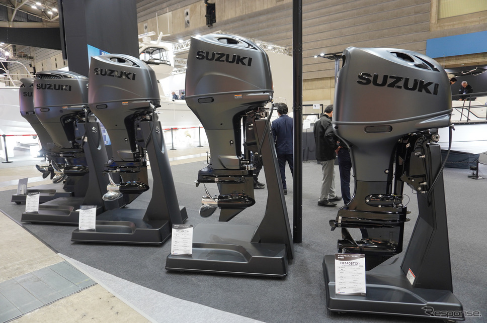 スズキの全面マットブラック仕上げの船外機シリーズ「ステルスライン」《写真撮影 宮崎壮人》