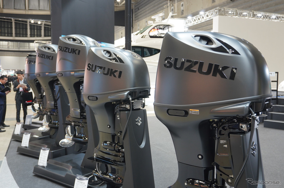 スズキの全面マットブラック仕上げの船外機シリーズ「ステルスライン」《写真撮影 宮崎壮人》