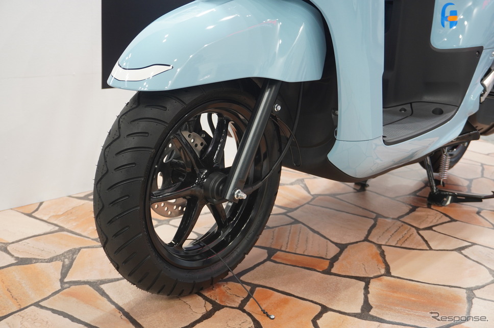 ヤマハがサプライズ公開した125ccスクーター『Fazzio(ファッジオ)』(大阪モーターサイクルショー2025)《写真撮影 宮崎壮人》