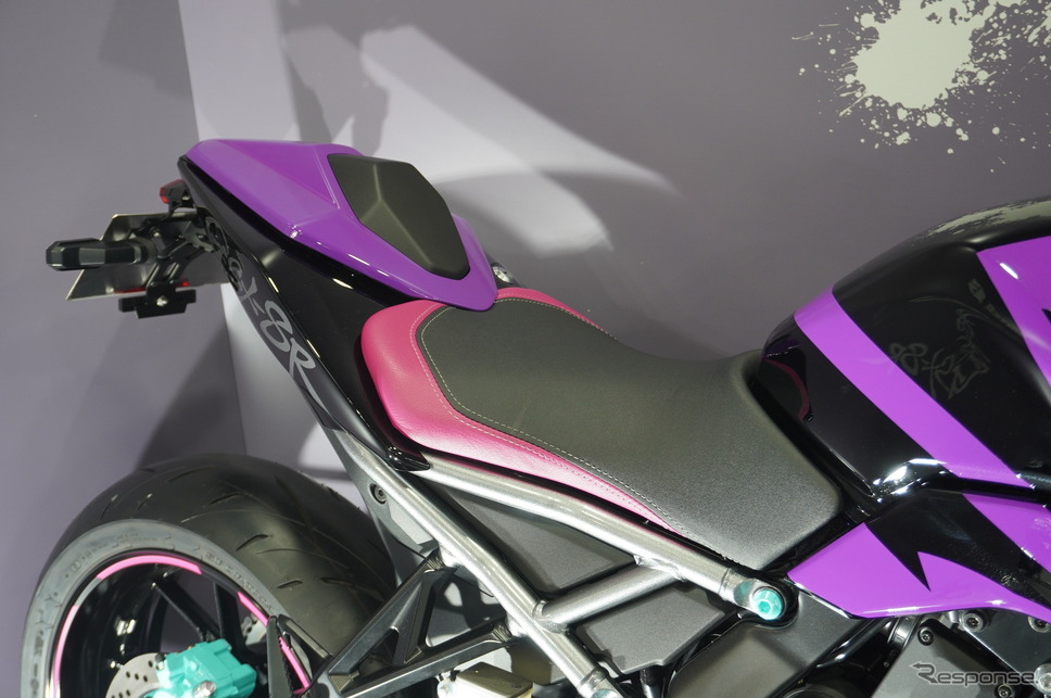 『ストリートファイター6』とコラボレーションした『GSX-8R Tuned by JURI』(大阪モーターサイクルショー2025)《写真撮影 宮崎壮人》