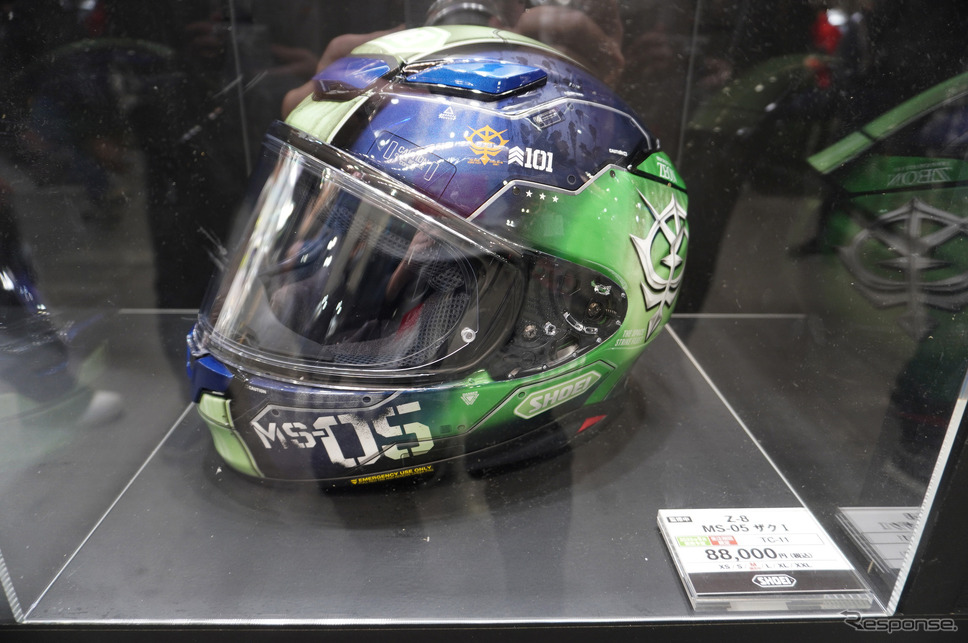 通称“旧ザク”デザインのSHOEI『Z-8 MS-05 ザク I』《写真撮影 宮崎壮人》