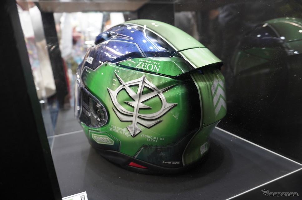 通称“旧ザク”デザインのSHOEI『Z-8 MS-05 ザク I』《写真撮影 宮崎壮人》