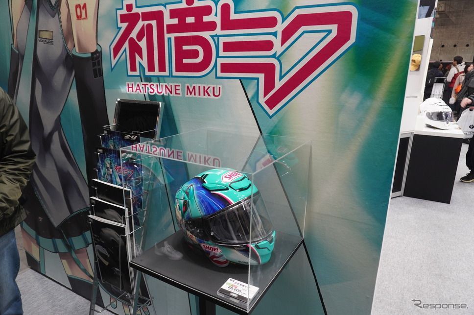 「初音ミク」とのコラボヘルメット、SHOEI『Z-8 初音ミク』《写真撮影 宮崎壮人》