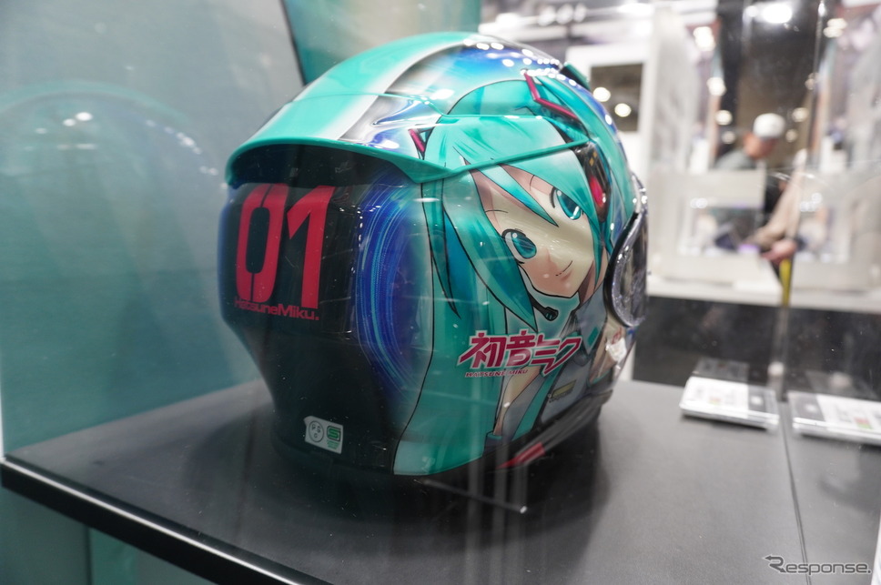 「初音ミク」とのコラボヘルメット、SHOEI『Z-8 初音ミク』《写真撮影 宮崎壮人》