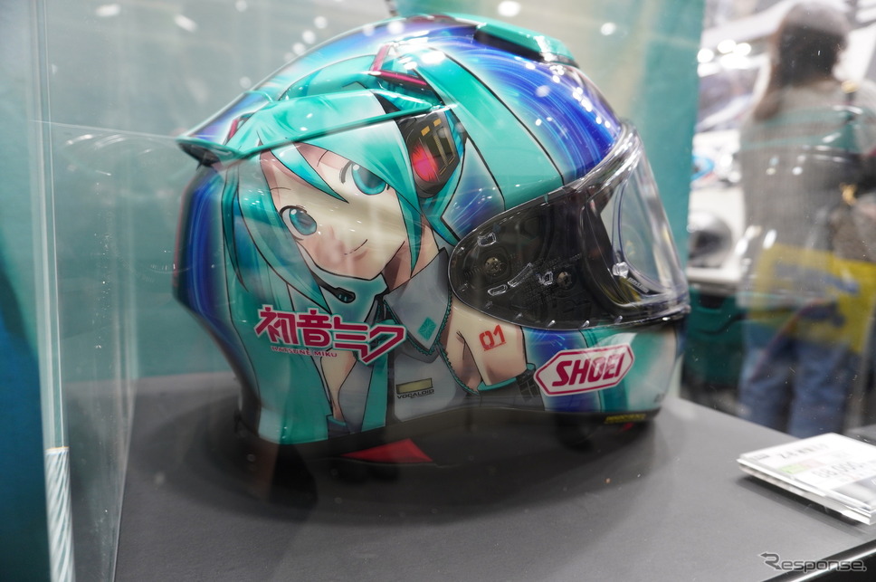 「初音ミク」とのコラボヘルメット、SHOEI『Z-8 初音ミク』《写真撮影 宮崎壮人》