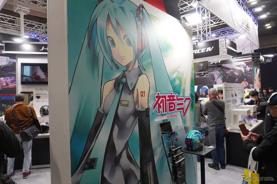 「初音ミク」とのコラボヘルメット、SHOEI『Z-8 初音ミク』《写真撮影 宮崎壮人》